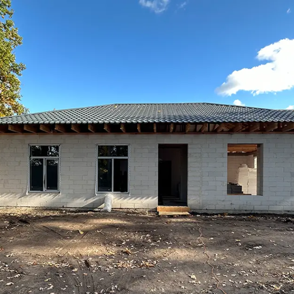 Одноэтажный дом из газоблока, крыша металочерепица, панорамные металопластиковые окна, к дому примыкает гараж с тех. помещением | Строительство коробки дома